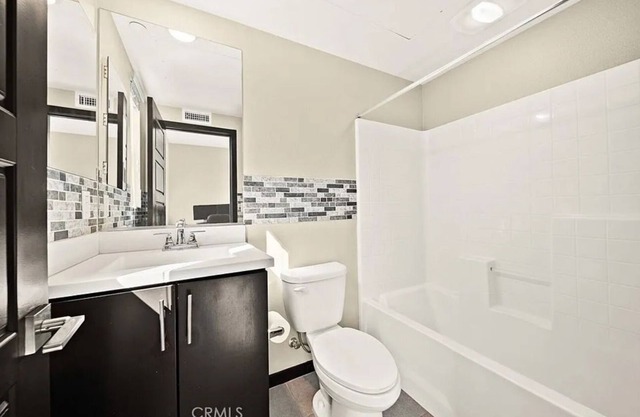 Charming 2-bedroom townhome with AC, WiFi in Great Park Irvine