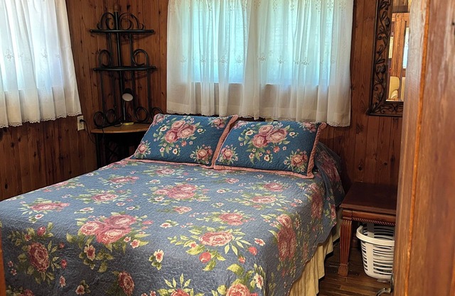Charming 2-bedroom cottage in Bull Shoals with Lake access.