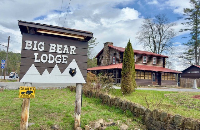 Charming 2-bedroom cabin in welcoming Chestertown with Lake Views and WiFi