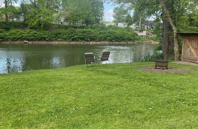 Charming 2-bedroom bungalow with AC, WiFi,washer and dryer, ON THE CREEK.
