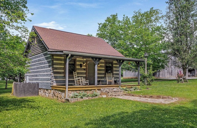 Charming 2 Bedroom Cabin in Nature with Antique Furnishings, Fire Pit, and More!