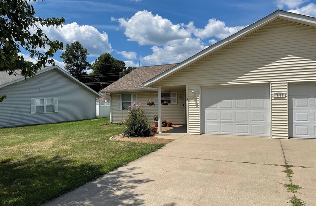Charming 2-bedroom Condo with large driveway in Murphysboro sleeps up to 8