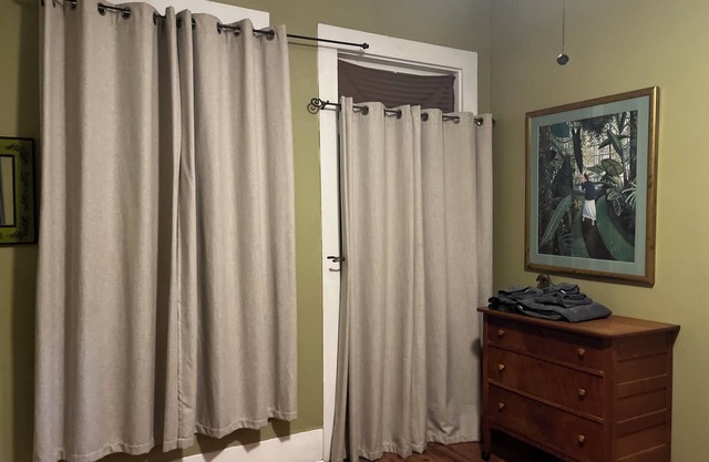 Charming 2-bedroom apartment with wifi. Three blocks to ferry.