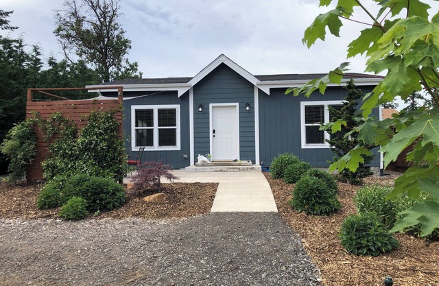 Charming 2-bedroom house in lovely Oregon City with AC, WiFi