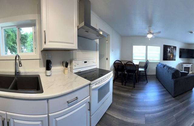 Charming 2-bedroom cottage with WiFi and AC in brilliant Pelican Lake