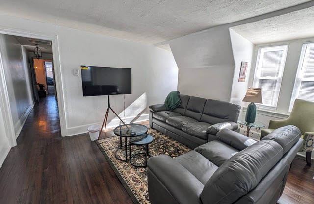 Charming 2-bedroom apartment w/WiFi, AC in phenomenal Germantown, Philadelphia