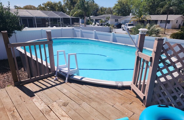 Charming 2-bedroom specious pool house in pleasant Port Richey, feel home