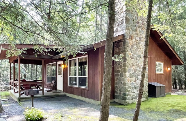 Charming 2 Bedroom Cabin in the Poconos on Private Resort
