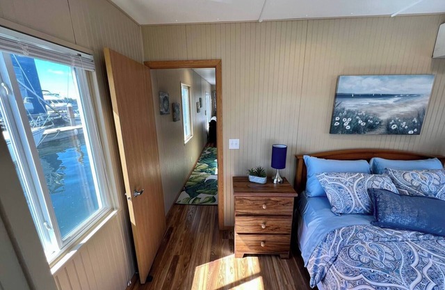 Charming 2-bedroom houseboat in Sturgeon Bay with AC, WiFi/Pier Relax'n