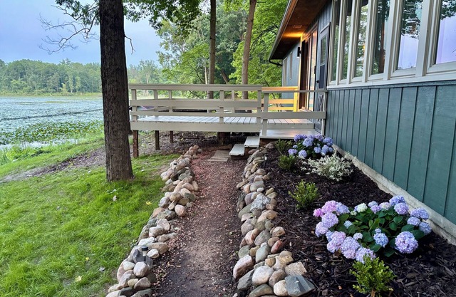 Charming 2-bedroom house in Three Rivers with WiFi and AC on Mud Lake.