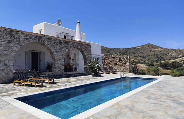 Charming 2-bedroom villa in beautiful Antiparos with AC, WiFinwith a great pool.