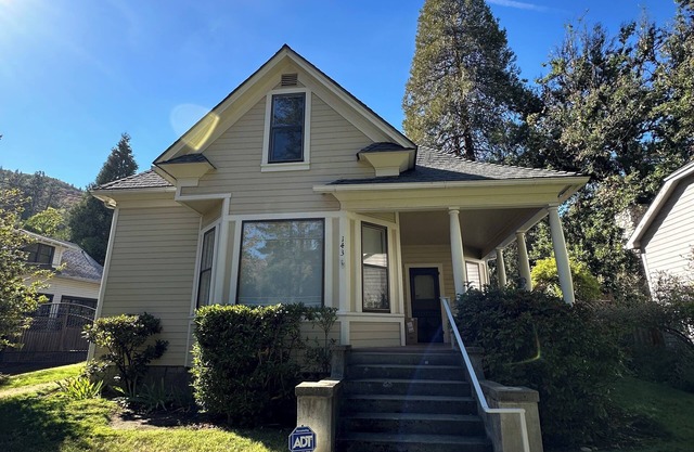 Charming 2-bedroom Victorian Gem - Across Beautiful Lithia Park & Ashland Plaza
