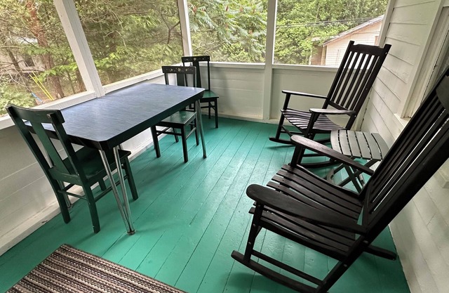 Charming 2 BR cottage in Schroon Lake; strong WiFi. pet friendly, beach