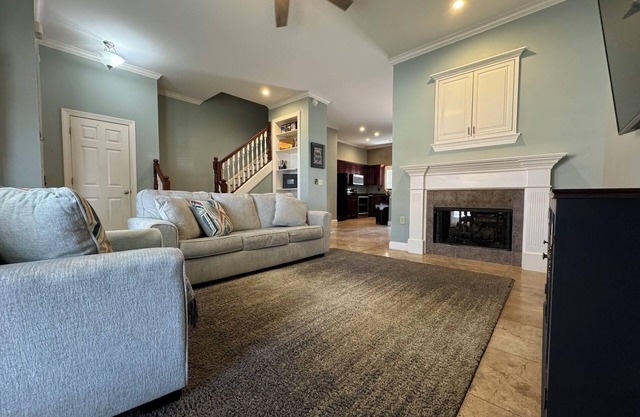 Charming 2 brd townhome with private 2 car garage in marvelous downtown Memphis