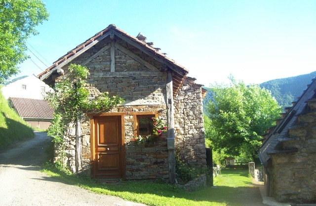 Charming 2*mountain house, tastefully furnished in tranquil hamlet. Garden.