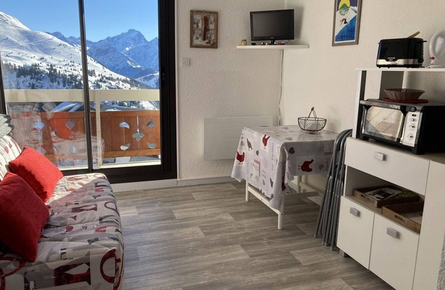 Charming 2-room apt in Alpe d'Huez, 4 people, south-facing balcony, ski locker