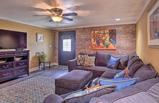 Charming 2-Story Apt - 26 Mi to Lake Charles!