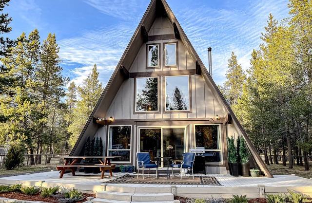 Charming 2-story chalet with deck, wood stove, Deschutes River access