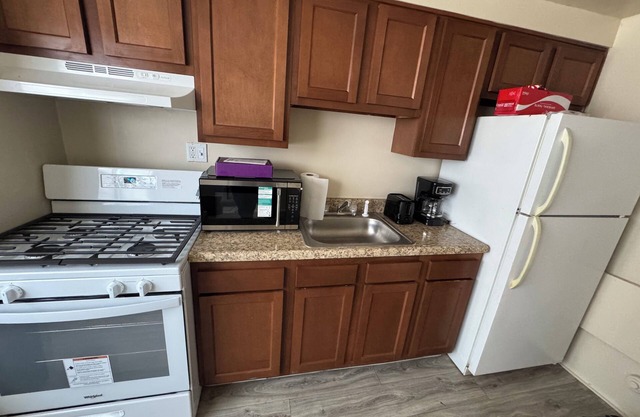 Charming 2-bedroom townhome with AC, WiFi in lovely Baltimore Highlands