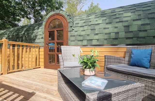 Charming 27m² Barrel: Heated Pool, Mini-Farm, Modern Amenities, Scenic 6-Hectare Property