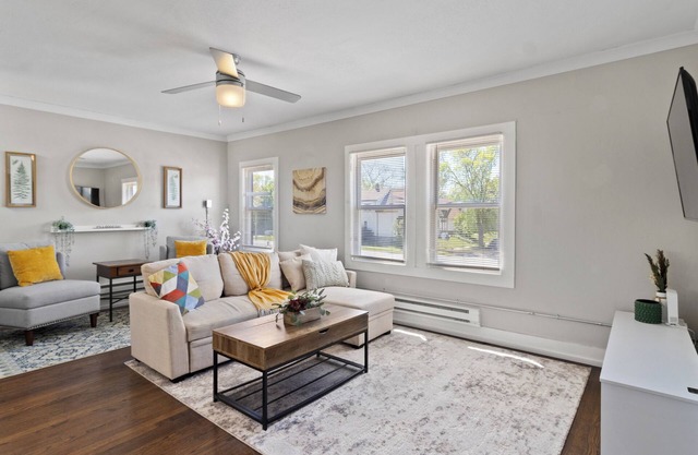 Charming 2BD W/Parking 15 Mins from Downtown