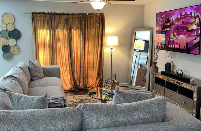 Charming 2bdr house in superb Modern Chic home, Nr I295,Golfing, DNTW & Shopping