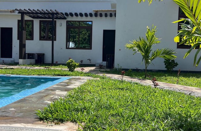 Charming 2BR Getaway, Fast Wi-Fi, Free Parking & Near the Shore