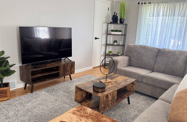 Charming 2BR Home with Patio & On-Site Gym in Milwaukee