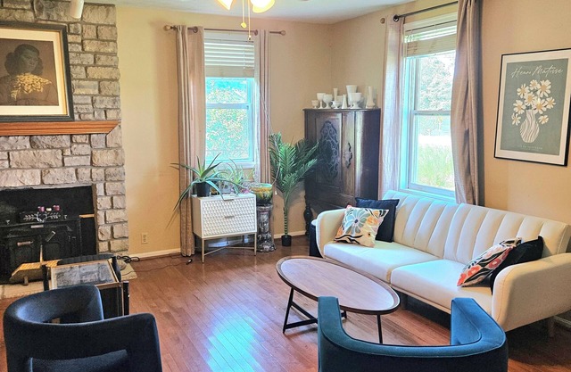 Charming 3-bed/2-bath home w parking central to Downtown and Spooky Nook Sports