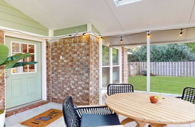 Charming 3-bed, 2- bath house with open concept living and sunroom in Savannah