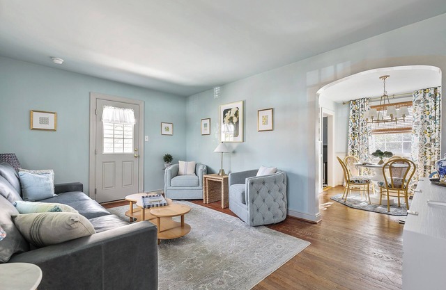 Charming 3 Bed Cape Cod in Richmond close to hospitals, restaurants and more.