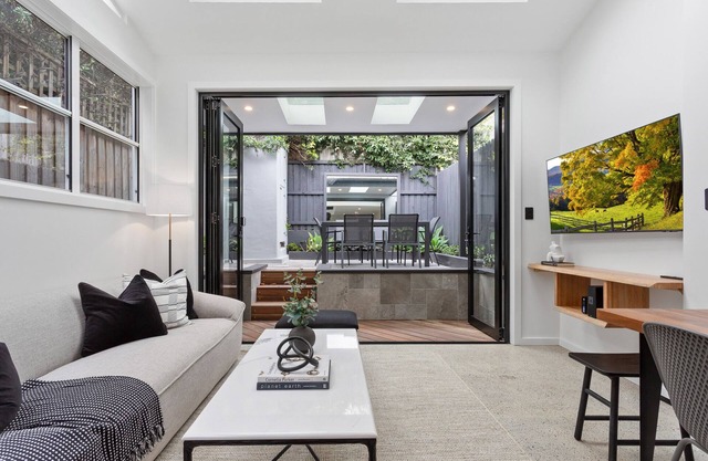 Charming 3-bed Cottage with a Courtyard