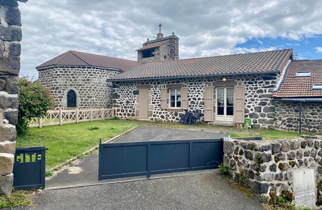 Charming 3-Bed Cottage in Quaint Alleyrac Village with Enclosed Yard and Modern Amenities