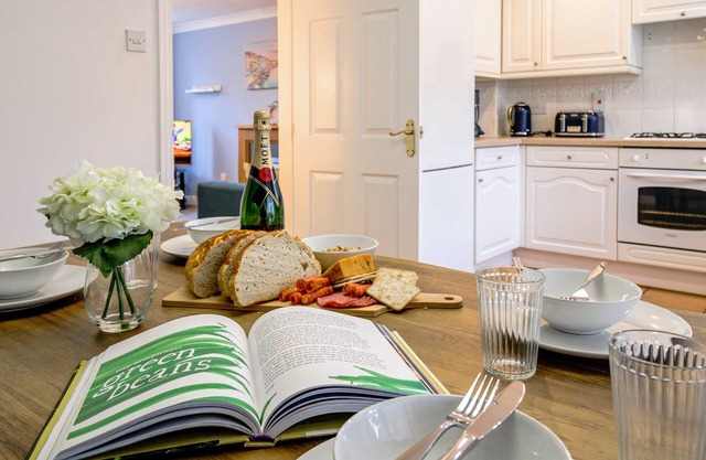 Charming 3-bed Home with Parking, Sky TV & WiFi