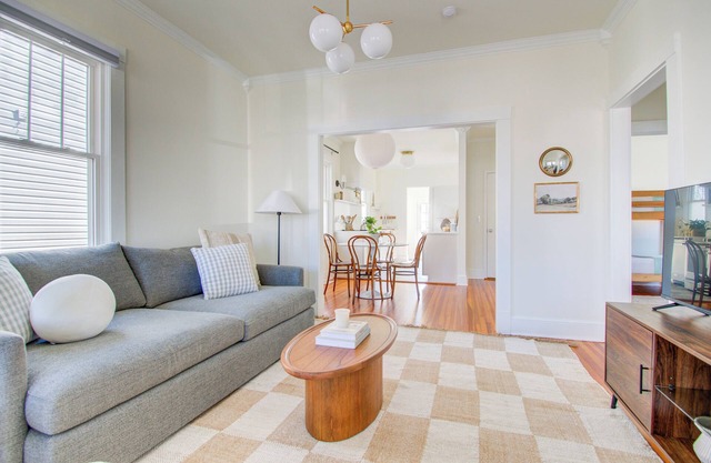 Charming 3-bedroom bungalow with AC, fitness room, WiFi in Fredericksburg