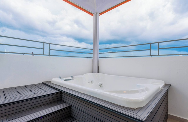 Charming 3-bedroom Penthouse with WiFi and AC in Santo Domingo