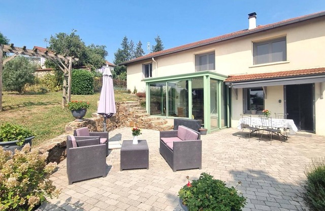 Charming 3-Bedroom Cottage with Garden, Veranda, and Outdoor Games in Saint-Galmier