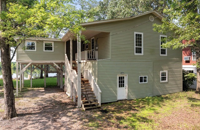 Charming 3-bedroom Tennessee River cabin with WiFi, AC & dock near Savannah, TN