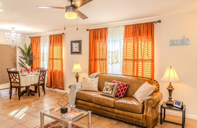 Charming 3 Bedroom, 2 Bathroom House, in PHX. Spacious Backyard