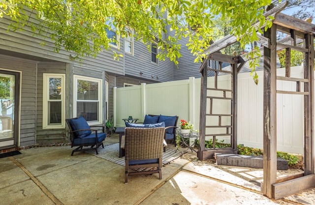 Charming 3-bedroom 2.5-bathroom townhome with WiFi and AC in Greenville