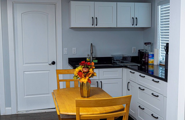 Charming 3-bedroom apartment with WiFi, AC in lovely Leominster