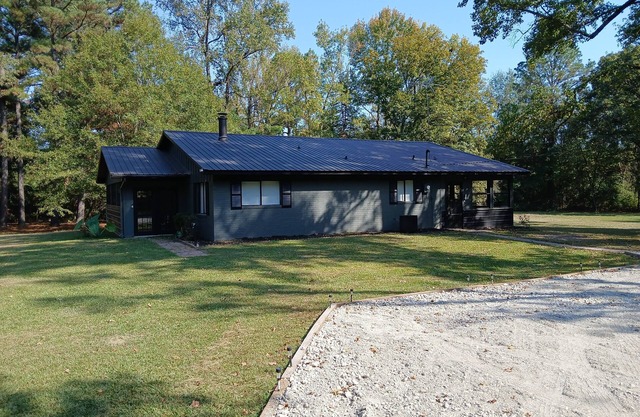 Charming 3-bedroom country house in New Boston. Privacy & relaxation unmatched.