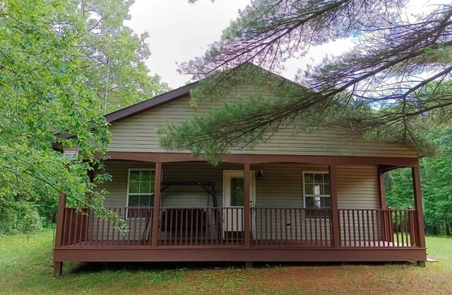 Charming 3-bedroom cottage in Oxford with WiFi and AC close to Wisconson Dells