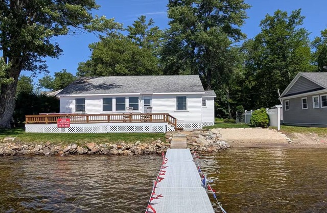 Charming 3-bedroom cottage on Halfmoon Lake in Alton with Dock, Beach, WiFi, AC