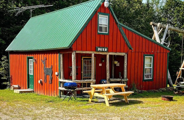 Charming 3-bedroom cottage in peaceful Solon with WiFi