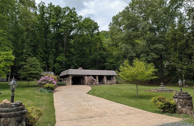Charming 3-bedroom cottage with lake access, dock, WiFi at Boone Lake