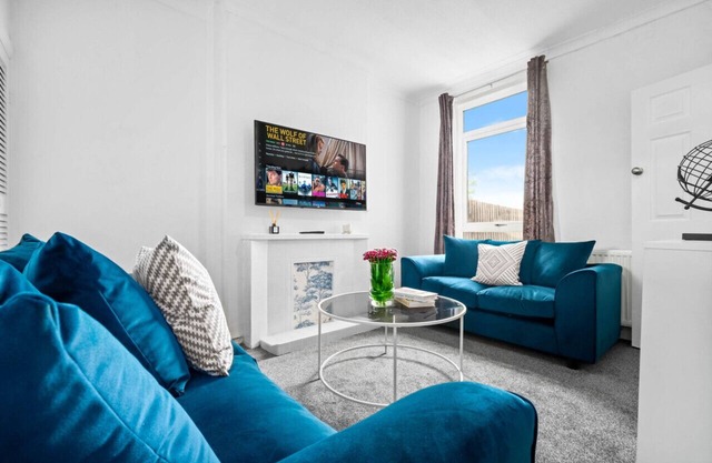 Charming 3 bedroom House with Parking