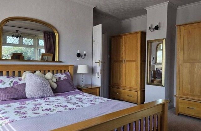 Charming 3- Bedroom Home in Worthing - Pet Friendly w/Private Garden & Parking