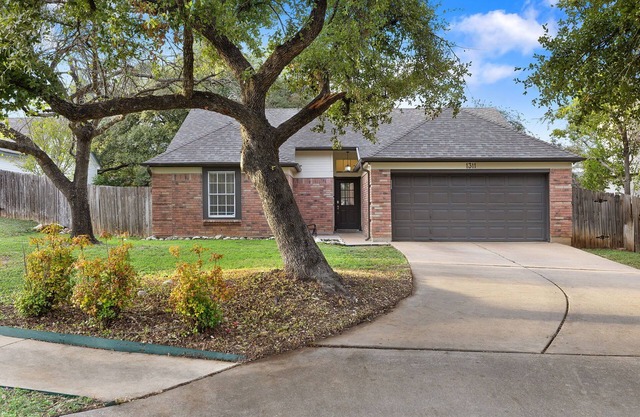 Charming 3-bedroom house in Cedar Park with large backyard and deck near Austin