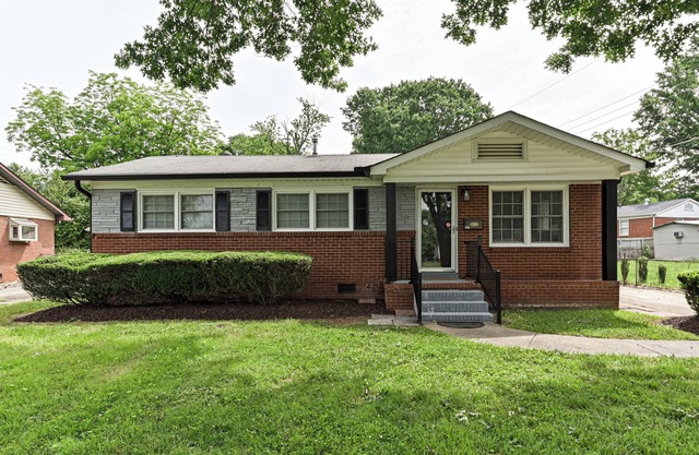 Charming 3-bedroom house with WiFi and AC in Charlotte